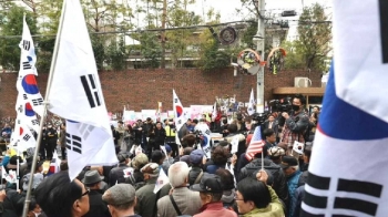 “검찰 출두도 반대“ 친박단체 집회…나체시위까지