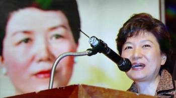 [Talk쏘는 정치] '올림머리' 40년…박 전 대통령은 왜