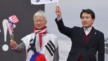 태극기 집회 “박 전 대통령 마녀사냥…구속시 전면투쟁“