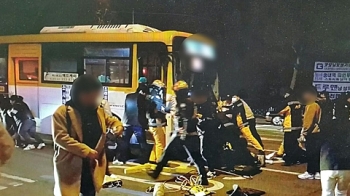 20대 남성 버스에 부딪쳐 깔리자…재빨리 구조한 시민들