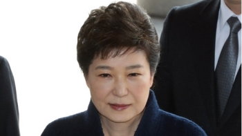 자유한국당 의원 80인, '박 전 대통령 불구속 수사 촉구' 청원