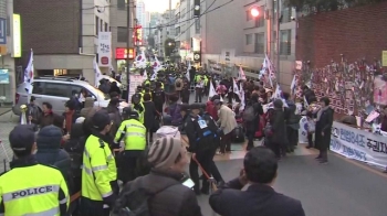 “구속“ 써 붙인 차 지나가자…삼성동 자택 앞 아수라장