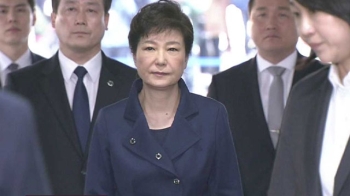 [현장영상] 박 전 대통령, 법원 출석…취재진 질문에 '침묵'