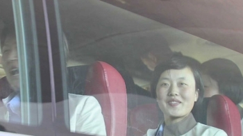 [뉴스브리핑] 북한 여자 아이스하키팀, 인천공항 입국