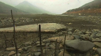 최악의 봄 가뭄에…20년만에 바닥 드러낸 '수몰 마을'