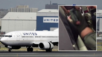 좌석 모자라자 승객 끌어낸 항공사…'과잉 대응' 비난