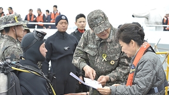 '노란리본' 달았던 황기철 전 참모총장, 미수습자 가족 위로