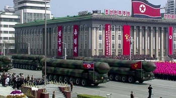 북한 태양절 퍼레이드…ICBM 등 전략무기 '열병 시위'
