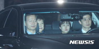 박근혜 '뇌물죄 재판' 열흘 뒤 본격화…창과 방패 다시 격돌