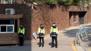 검찰, '박근혜 자택 앞 기자 폭행' 50대 남성 불구속기소
