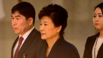 박근혜 전 대통령 변호인단 보강 난항에 재판 연기