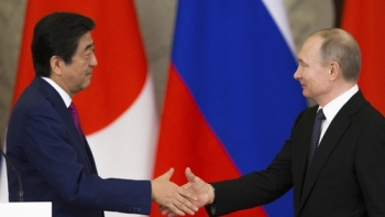 푸틴·아베 “한반도 정세 심각…6자 회담 조속 재개해야'
