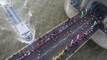 고릴라 분장 영국 경찰관 런던 마라톤 6일걸려 완주