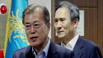 사표 낸 김관진이 NSC 회의 주재…외교·안보 인사 시급