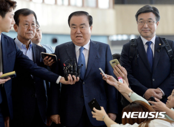 문희상 일본 특사 출국 “외교 정당성·국민적 절차 중시한다고 전할 것“