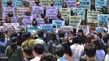 검은 옷차림 시위자들 “여성에겐 모든 곳이 강남역“