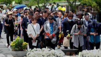 노란물결 가득 봉하마을…추도식에 1만5천여명 참석