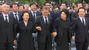 '엇박자' 문 대통령 도와준 김정숙 여사…“내조의 여왕“