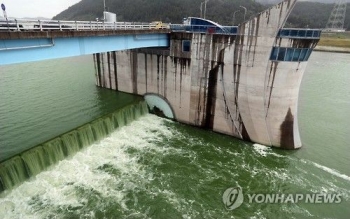 4대강 녹조 없애려 6개보 6월부터 상시 개방…환경단체는 반발