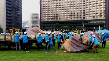 서울광장서 막 내린 박사모…친박단체 불법텐트 철거