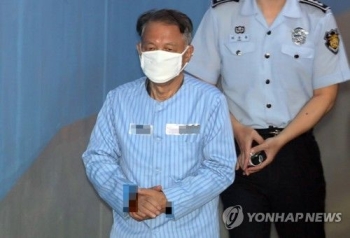 보석청구한 김기춘 “심장 언제 멎을지 몰라“…환자복 입고 출석