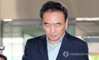 '여직원 성추행' 최호식 경찰 출석…“물의 일으켜 죄송“