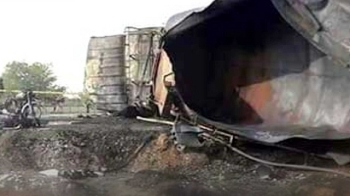 파키스탄서 유조차 화재…기름 가져가려다 피해 커져