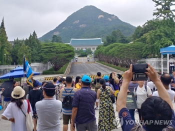 청와대 앞 개방후 첫 휴일…비 오는데도 시민들 '복작'