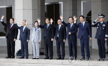 문 대통령, 귀국 직후 공항서 청와대 참모·민주당에 방미성과 보고