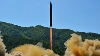 북 ICBM 발사에 긴박한 국제사회…문 대통령 해법은?