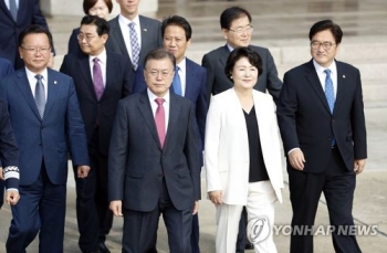 문 대통령 “누란의 위기, 발걸음 무겁다“…굳은 표정으로 출국