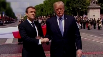 트럼프의 보복?…프랑스 마크롱 부부와 '29초 악수'