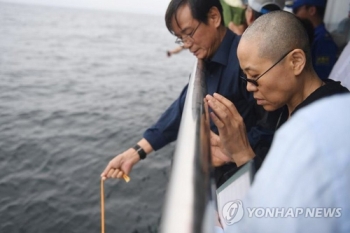 “류샤오보 부인 류샤, 시신 화장 반대…유품도 못 받아“