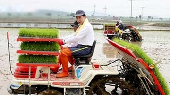 홍준표 '갑질 장화' 논란에…8년 전 MB 장화 사진도 소환