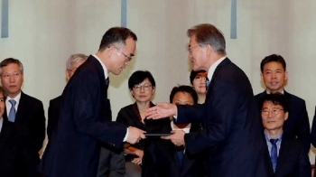 문 대통령 직접 나선 '수사권 조정'…“제3의 기구 구성“