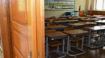 '저출산 여파' 초등교사 선발 40% 줄어…교대생 반발