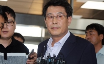 '폭행 의혹' 김광수 의원 경찰 출두…“심려끼쳐 죄송“