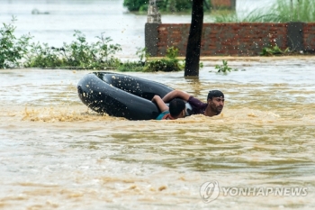 네팔, 홍수에 64명 사망·53명 실종…구호에 코끼리까지 동원