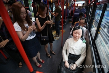일 “'한국 버스 소녀상 설치는 미래지향 관계 찬물 끼얹는 행위“