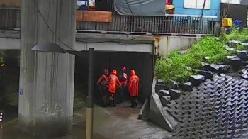 수도권에 100㎜ 폭우…주민들, 고립됐다 구조되기도
