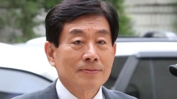 원세훈, 선거법·국정원법 모두 유죄…'징역 4년' 법정구속