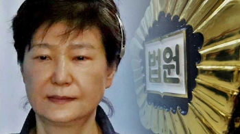 박근혜, 재판 중 풀려날까…구속 연장 가능성 주목