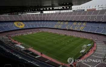 무관중 경기·국기 물결…축구장에도 '카탈루냐 독립투표' 폭풍