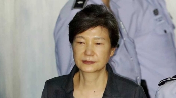 박근혜, 이례적 구치소장 면담…'황제수감' 비판 계속