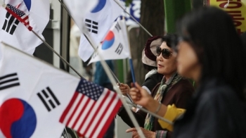 “박근혜 석방하라“…지지자들 법원 앞서 노숙농성 돌입