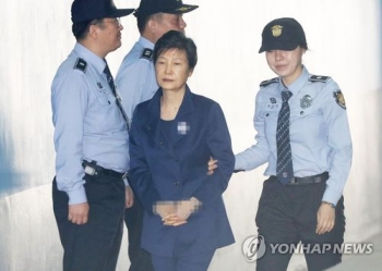 법원 “박근혜 구속 연장 여부, 오늘 재판 후 따로 밝힐 것“