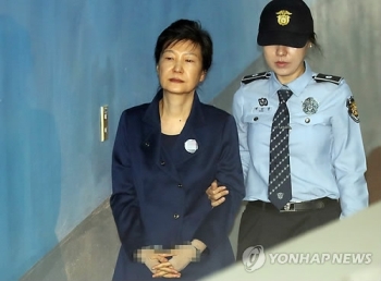 법원, 박근혜 전 대통령 구속 연장 결정…“증거인멸 염려“