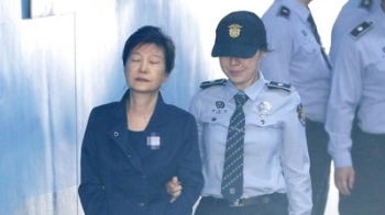 '13일의 금요일'에 구속 연장된 박근혜…재판 내내 '착잡'
