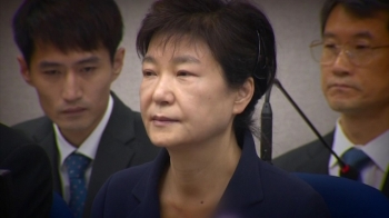침묵 깬 박근혜, 법정서 '재판 부정'…“정치 보복“ 주장