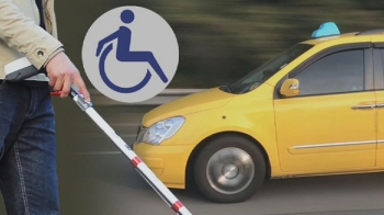 [단독] 5차로 중간에 선 택시…시각장애 학생에 “내려“